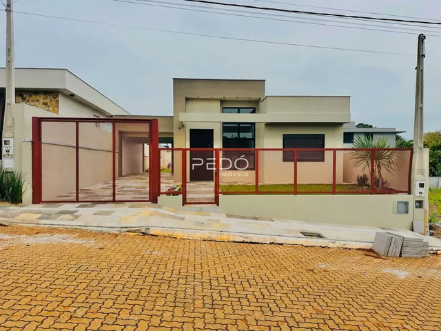 Fachada de uma residência moderna com portão e muro em Lajeado, Brasil.