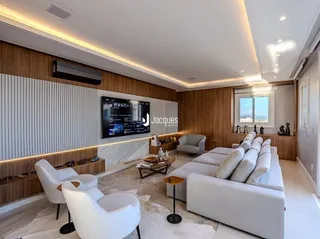 Sala de estar moderna com sofá e decoração de madeira.