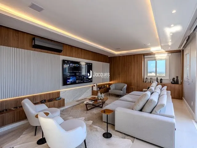 Sala de estar moderna com sofá e decoração de madeira.