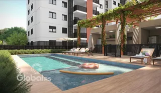 Vista externa de um condomínio com piscina e área de lazer.