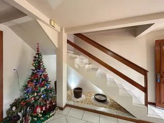 Hall com uma árvore de Natal decorada no corredor.