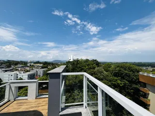 Vista de um terraço moderno com vista para a paisagem.