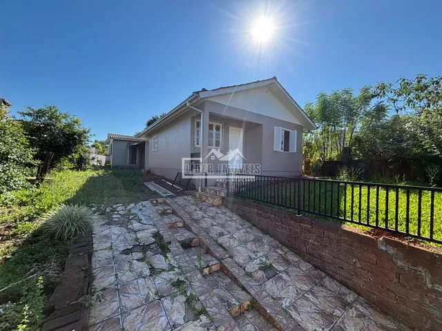 Fachada de uma casa em Lajeado, Brasil, com jardim e calçada de tijolos.