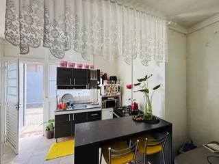 Foto de uma cozinha e área de jantar com portas de vidro na Lajeado, Brasil.