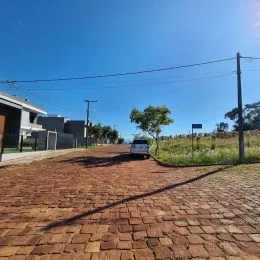 Vista externa do pátio de entrada de uma propriedade em Lajeado.