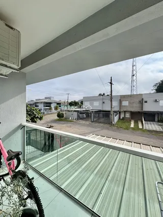 Vista externa de uma propriedade em Lajeado, Brasil, mostrando um pátio e edifícios vizinhos.