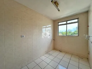 Foto interna de um banheiro com revestimento cerâmico nas paredes e piso.