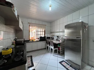 Foto da cozinha de um imóvel com armários e eletrodomésticos em cerâmica.