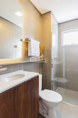 Foto de um banheiro moderno com box de vidro.