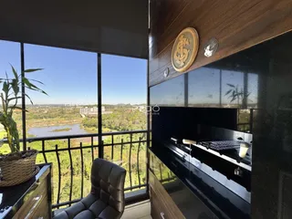 Vista da paisagem da cidade e rio através de uma grande janela.