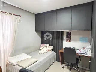 Quarto com cama e armário em um imóvel no Brasil.