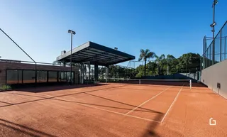 Vista de uma quadra esportiva externa com cobertura.