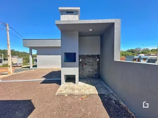 Fachada moderna de uma residência com estrutura de concreto aparente.