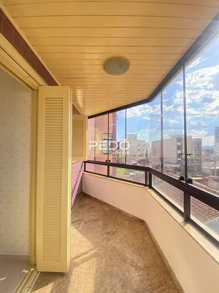 Vista de uma varanda com piso de carpete e grade de metal na Lajeado.