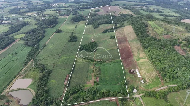 Vista aérea de uma área de terra rural com campos e vegetação na região de Lajeado.
