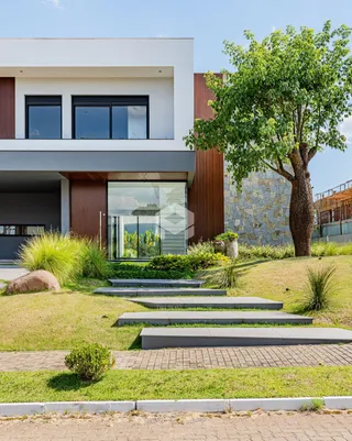 Fachada moderna de uma residência com jardim e paisagismo em Lajeado.