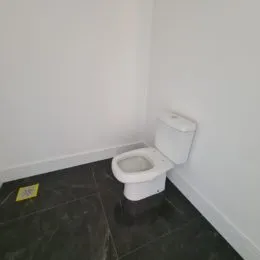 Foto de um vaso sanitário em um ambiente interno.