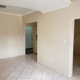Interior de um cômodo com piso de cerâmica e teto de gesso claro.