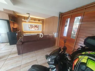 Sala de estar com sofá e piso de cerâmica em um imóvel no Brasil.