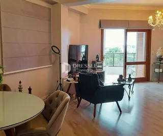 Uma sala de estar com piso de madeira e porta de vidro.