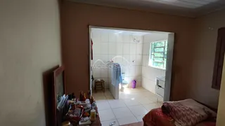 Foto de um banheiro com revestimento de cerâmica e janela.