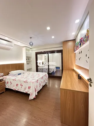 Quarto com cama e armário de madeira em um apartamento.