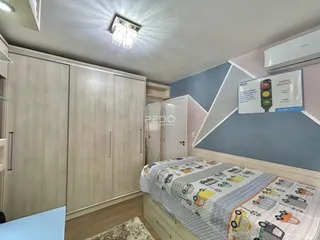 Quarto com armários embutidos e cama de casal em um imóvel no Brasil.