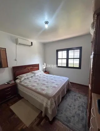 Quarto com cama e janela em um imóvel no Brasil.