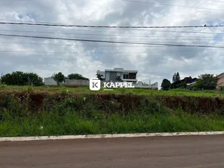 Vista externa de uma residência em Lajeado, Brasil, com vegetação no primeiro plano.