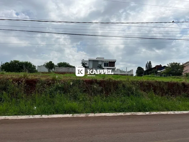 Vista externa de uma residência em Lajeado, Brasil, com vegetação no primeiro plano.
