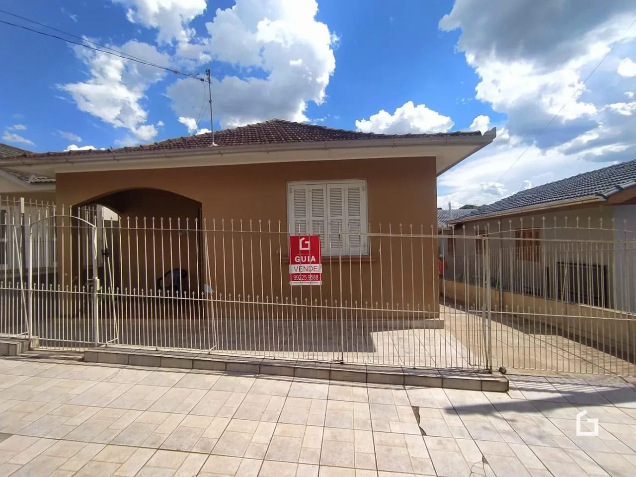 Fachada de uma residência em Lajeado, Brasil, com cerca de ferro.