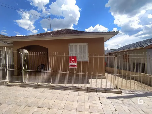 Fachada de uma residência em Lajeado, Brasil, com cerca de ferro.