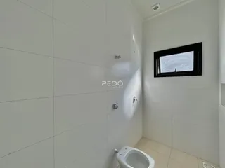 Foto de um banheiro moderno com paredes brancas e piso claro.