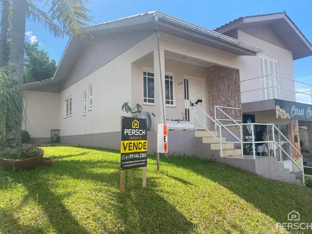 Fachada de uma casa residencial em Lajeado, Brasil, com jardim gramado em primeiro plano.