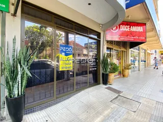 Fachada de um imóvel comercial em Lajeado, Brasil, com grandes janelas de vidro.