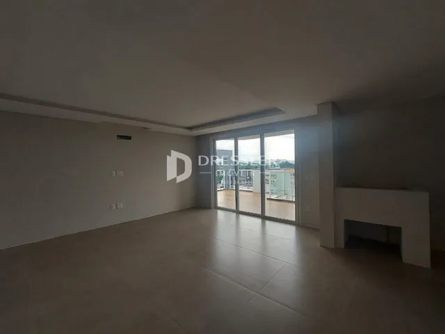 Ambiente interno de uma sala com piso claro e porta de vidro.