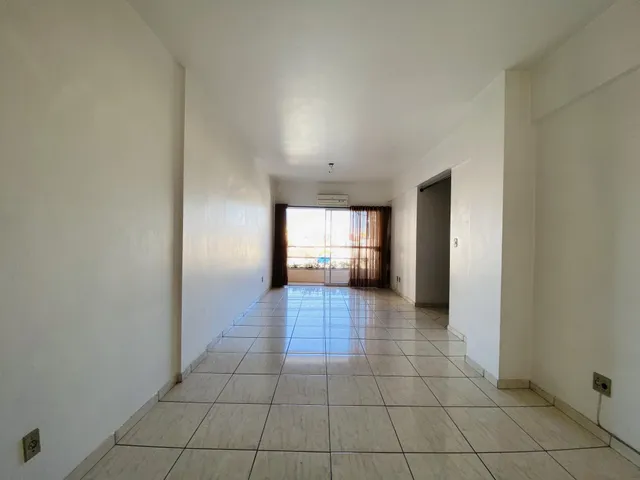 Corredor interno de uma residência com piso de cerâmica.