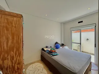 Quarto com cama e armário de madeira em um imóvel no Brasil.