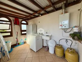 Foto do interior de uma área com piso de cerâmica e aquecedores de água em Lajeado.