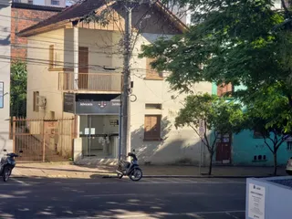 Fachada de uma residência em Lajeado, Brasil, mostrando uma varanda no andar superior.
