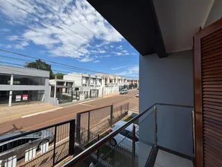 Vista da fachada de uma residência em Lajeado, Brasil, com cerca e rua ao fundo.