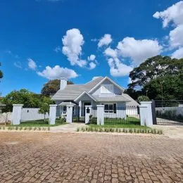 Foto da fachada de uma casa em Lajeado, Brasil, com paisagismo frontal.