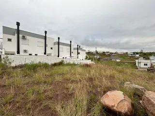 Fachada de uma residência em Lajeado, Brasil, com vegetação ao redor.