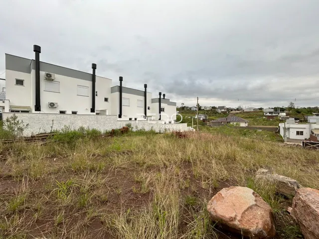 Fachada de uma residência em Lajeado, Brasil, com vegetação ao redor.