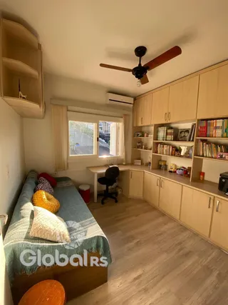 Quarto com cama e armário de madeira no interior da residência.