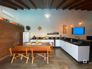 Vista da sala de jantar e cozinha de uma residência em Lajeado, Brasil.