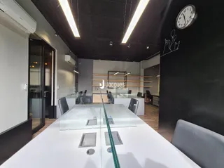 Ambiente interno moderno com mesa longa em um espaço aberto.