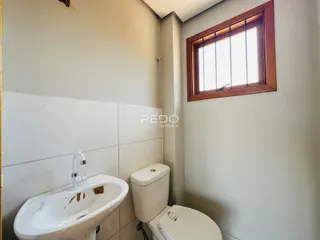 Foto de um banheiro com pia e vaso sanitário em um imóvel.