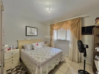 Quarto com cama e armário em um imóvel no Brasil.