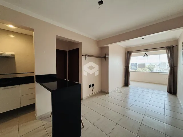 Imagem de uma sala de estar com piso de cerâmica clara.